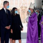 Los reyes y sus hijas asisten por sorpresa al musical 'Rent', en un teatro municipal de Madrid