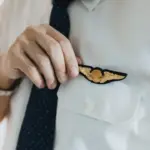 Una piloto de avión desvela el origen del uniforme que llevan para volar: 