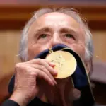 Serrat recibe un doctorado 'honoris causa' en México: 