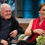 Por qué la blusa que Ana Belén ha llevado a 'La Revuelta' es perfecta para mujeres que quieren presumir de escote a sus 74 años