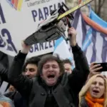 Dos años de motosierra: Milei supera la mitad de mandato en Argentina entre logros macroeconómicos y promesas incumplidas