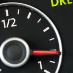 El peligro de llenar el depósito de gasolina hasta arriba según un experto: 