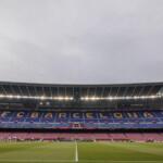 Una espectacular granizada sacude el Camp Nou en pleno partido y la zona de prensa acaba inundada