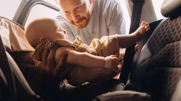 ¿Adiós a la prohibición? La propuesta a la DGT para poder llevar a los menores en el asiento del copiloto cuando haya un