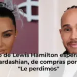 La foto de Lewis Hamilton esperando a Kim Kardashian, de compras por Tokio: 