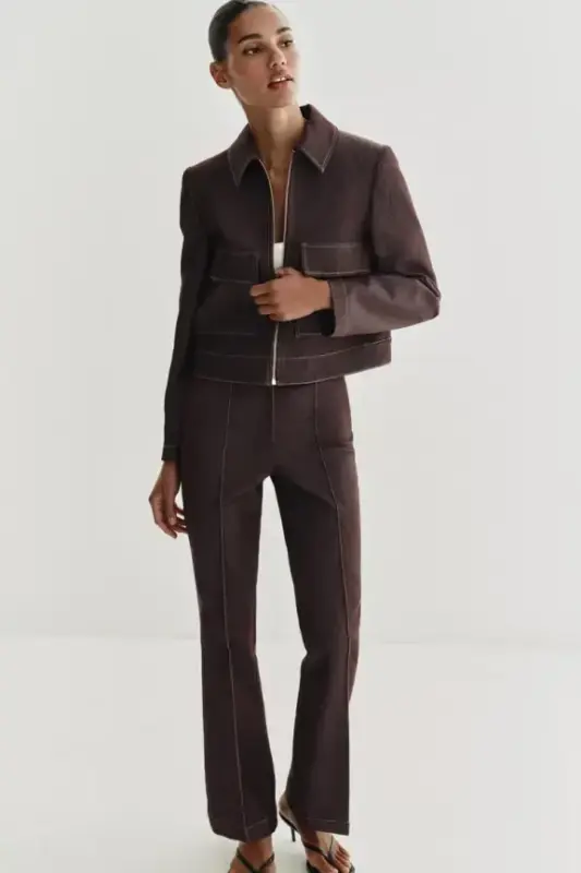 Zara tiene el conjunto de inspiración setentera en el color tendencia de 2026