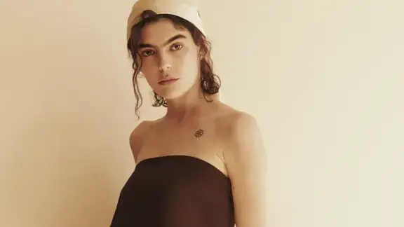 Colas kilométricas en Sfera por este conjunto de top y pantalón con el color de moda e ideal para combinar con accesorio