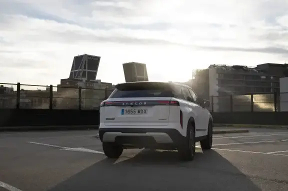 Descubre el coche híbrido enchufable perfecto para tus aventuras: 1.200 km de autonomía y su batería se recarga en 20 mi