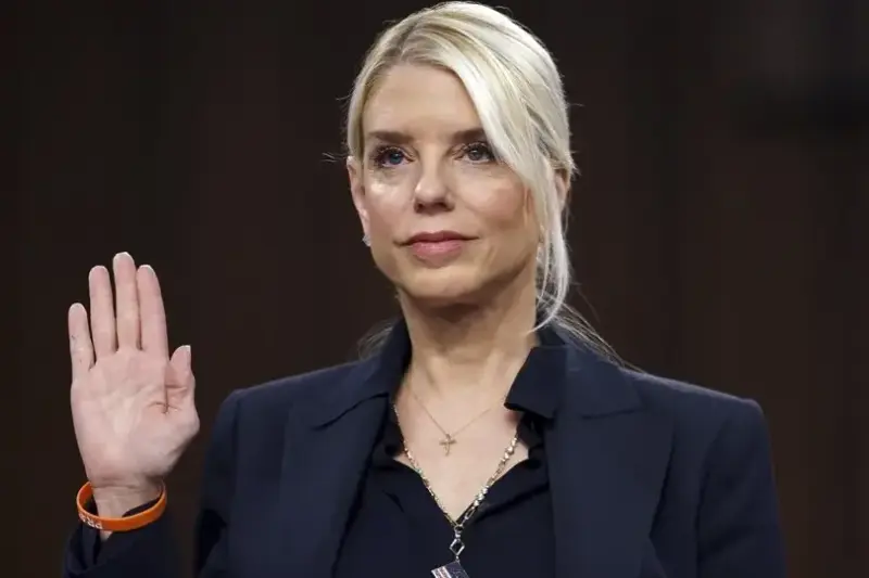 Pam Bondi, la leal fiscal general que se quemó por defender a Trump y perdió su confianza en medio del caso Epstein