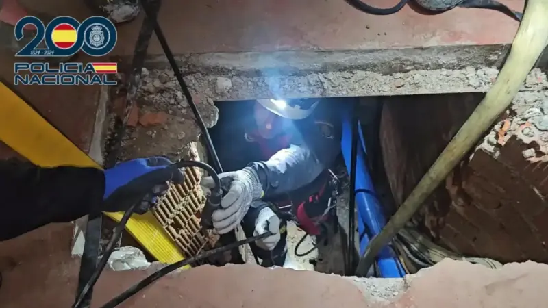 Un túnel laberíntico, con raíles y escondido tras un frigorífico: así es el narcotúnel que operaba como una mina de hach